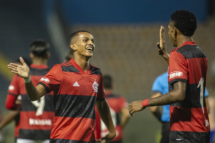 IM电竞官网入口-天空：米兰就弗拉门戈后卫韦斯利转会问题展开询问，但罗马占先机