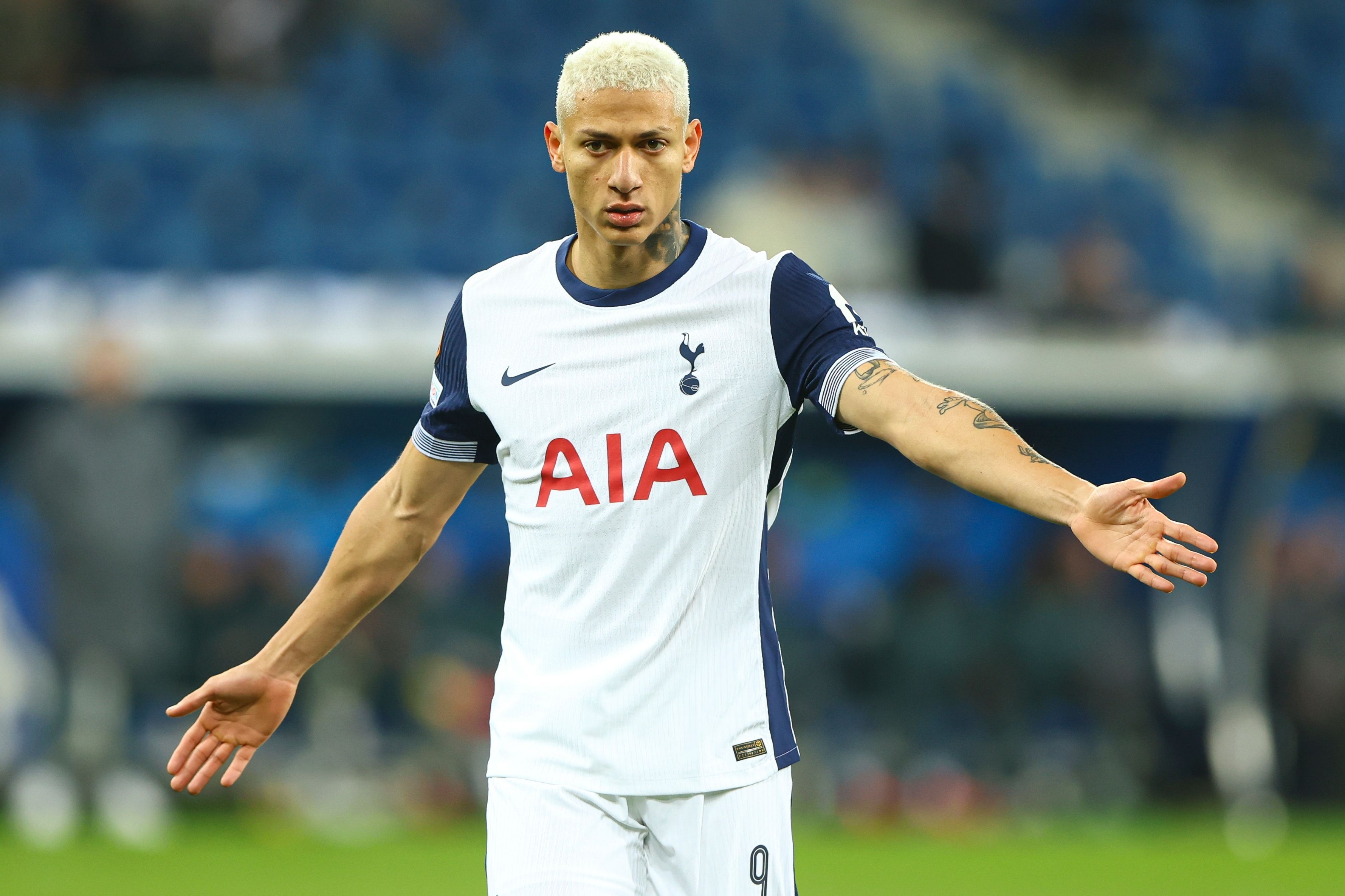 IM电竞官网-电讯报：热刺考虑用理查利森交换水晶宫中场埃泽